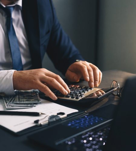 empresario-contando-ganhos-e-dinheiro-conceito-de-negocio-financeiro-scaled.jpg